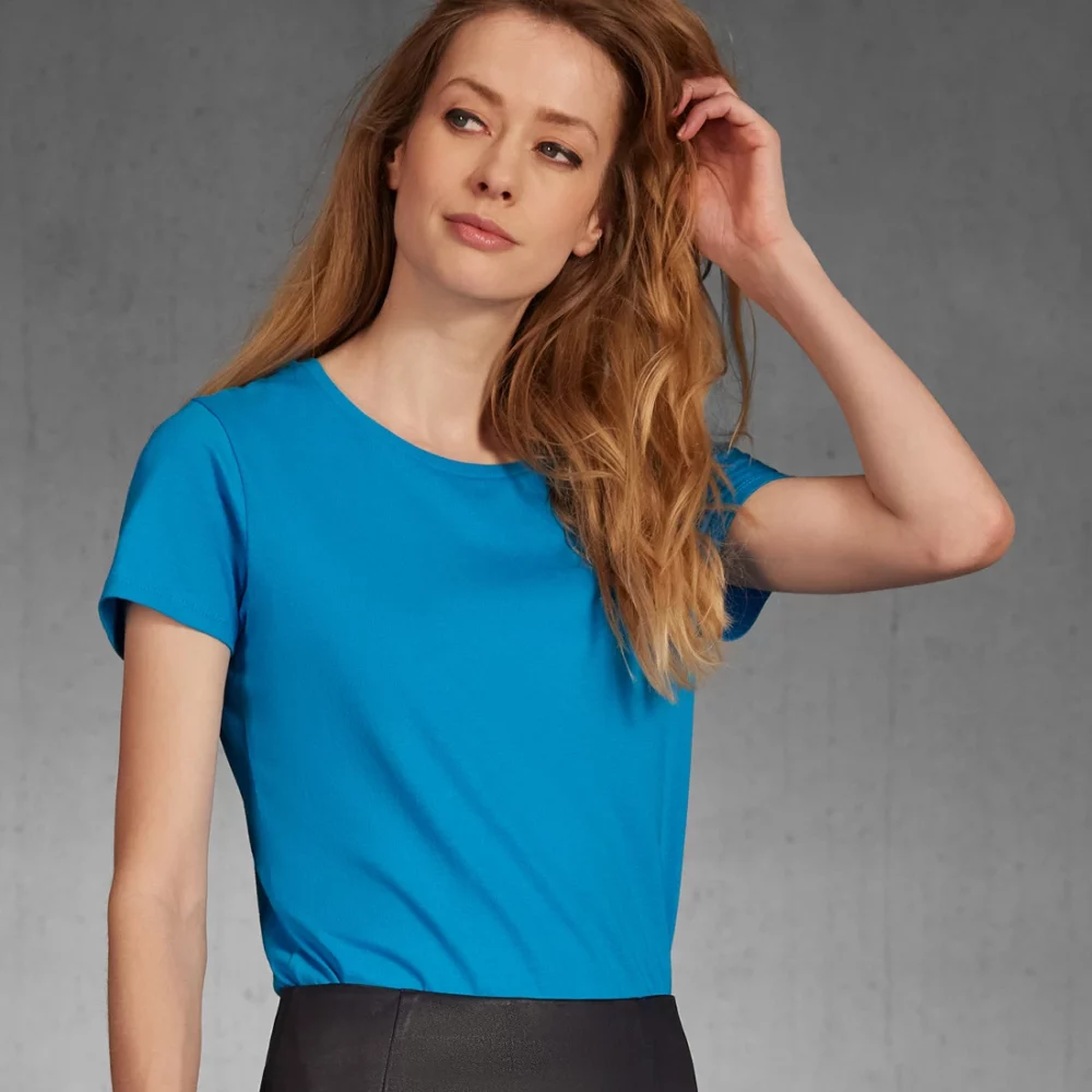 T-shirt coton femme E150 coloris Atoll, porté