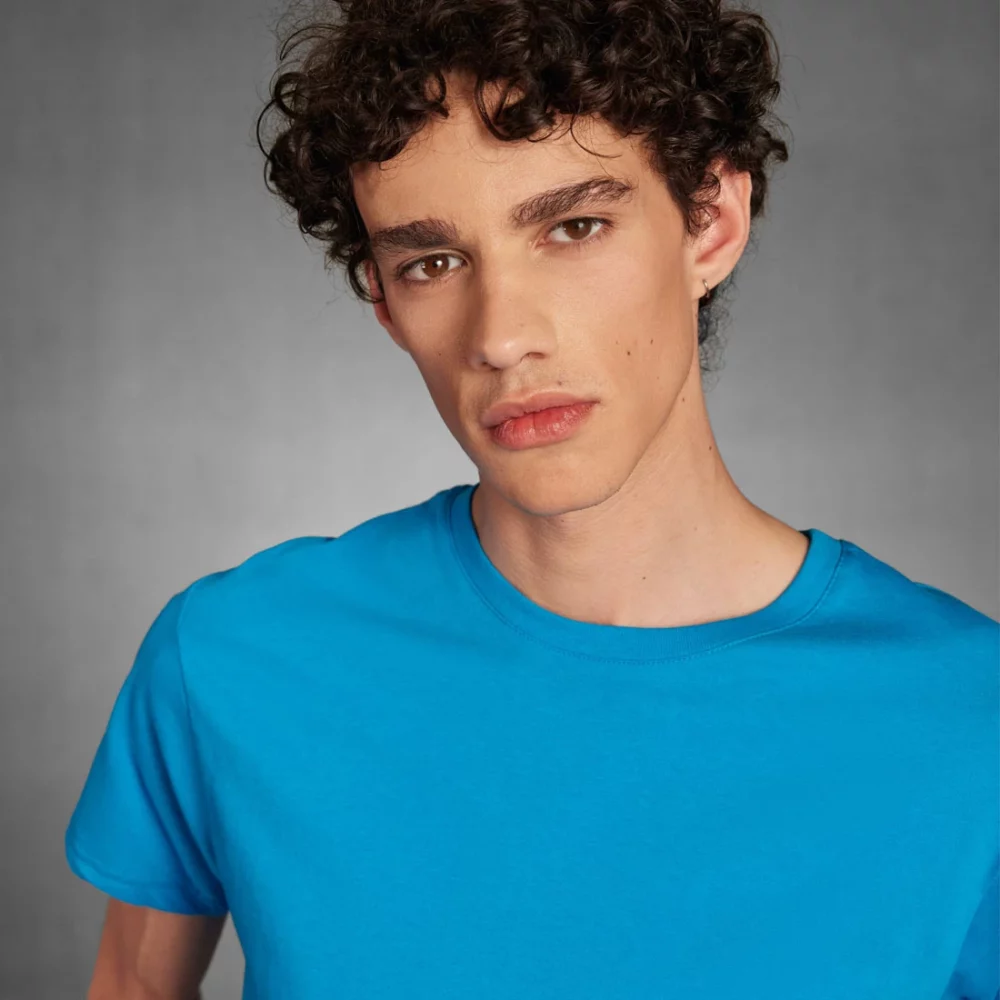T-shirt coton unisexe B&C E150 coloris Atoll, porté