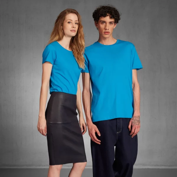 T-shirt coton unisexe B&C E150 coloris Atoll, porté à deux