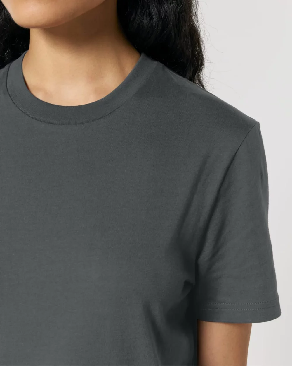 T-shirt bio unisexe Creator 2.0 coloris Anthracite, détail porté