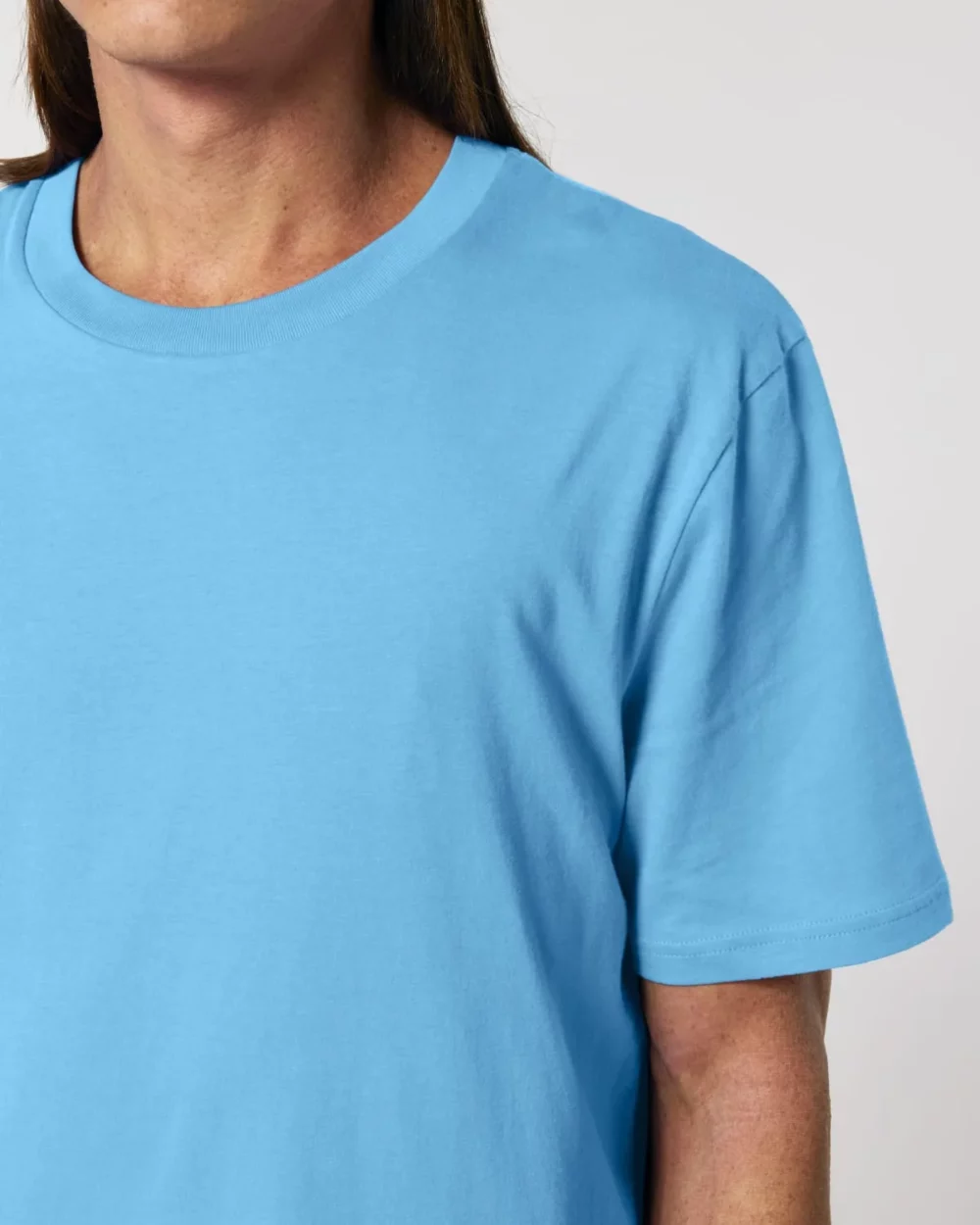 T-shirt bio unisexe Creator 2.0 coloris Aqua Blue, détail porté