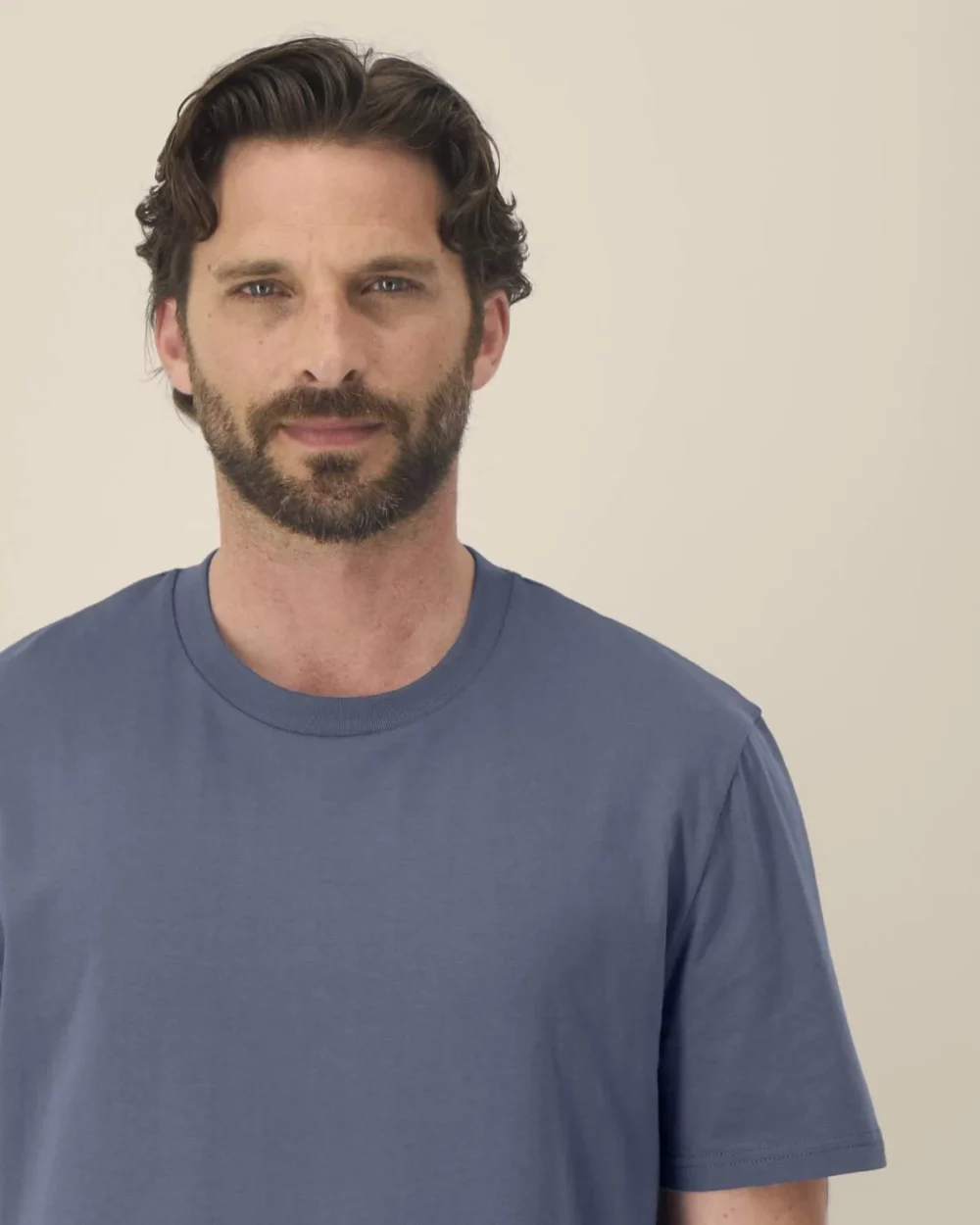 T-shirt bio unisexe Creator 2.0 coloris Blue Grey, détail porté