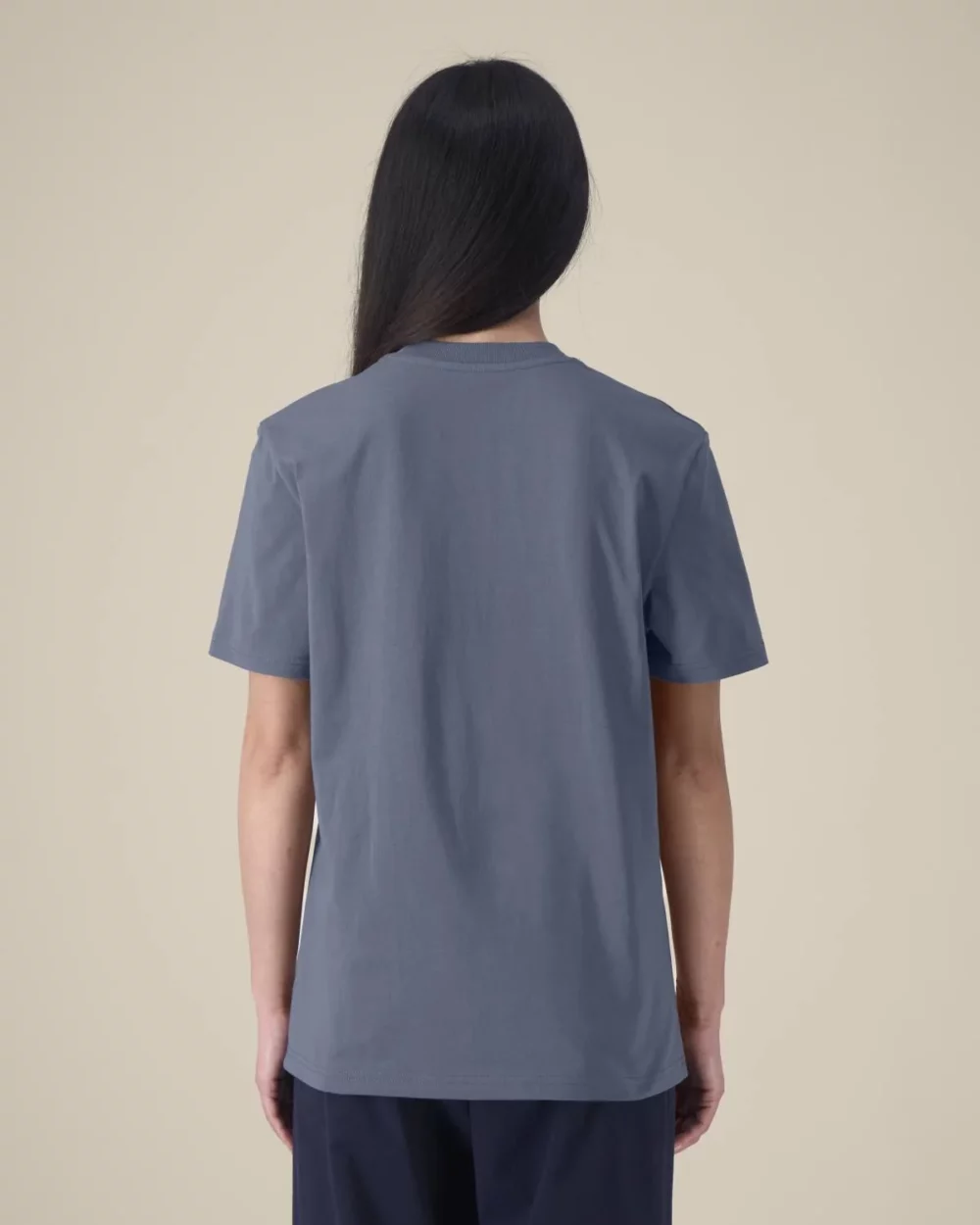 T-shirt bio unisexe Creator 2.0 coloris Blue Grey, porté, vue de dos