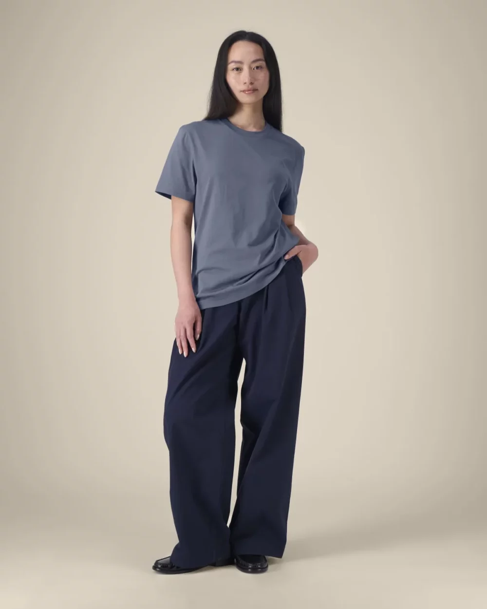 T-shirt bio unisexe Creator 2.0 coloris Blue Grey, porté, vue de face