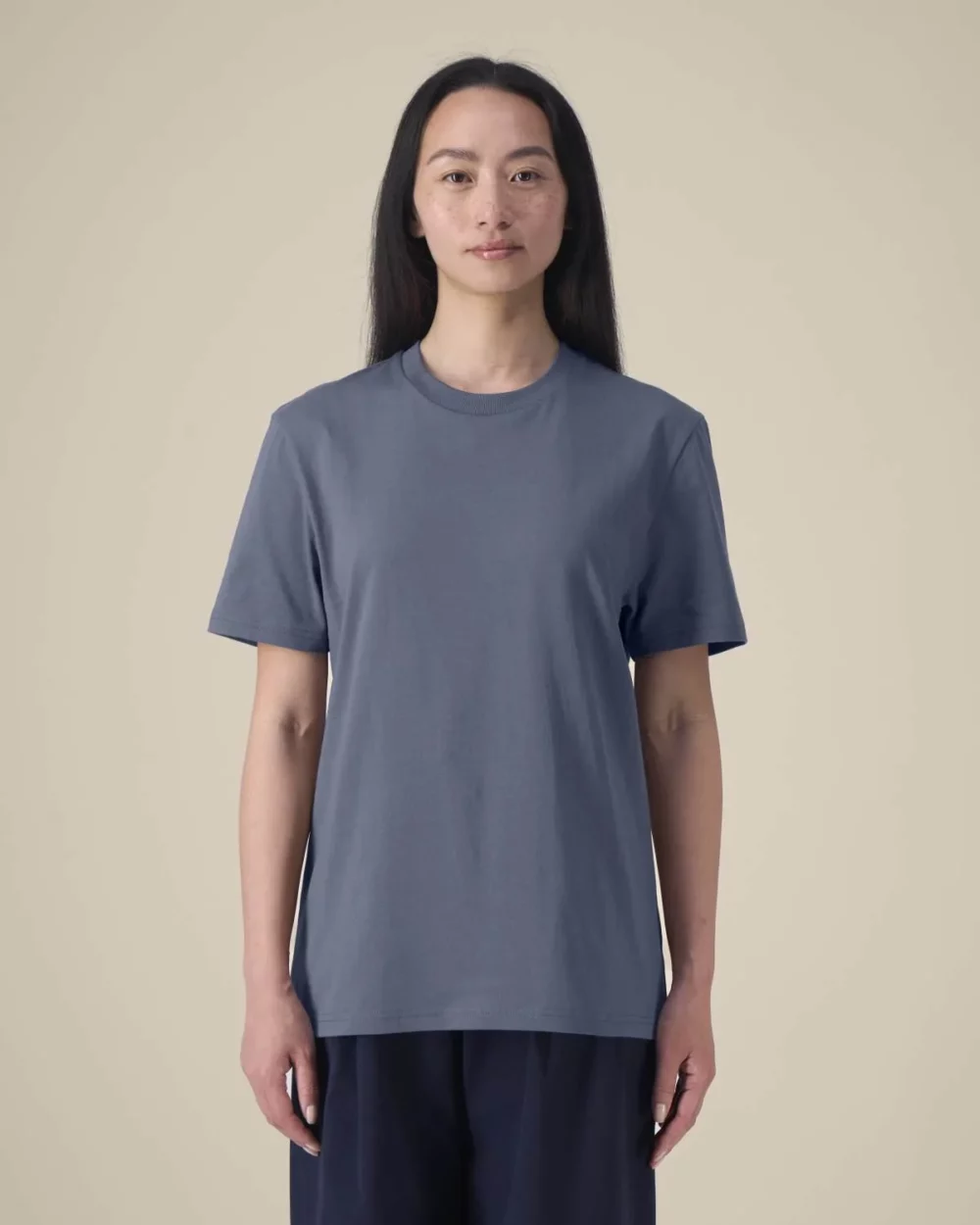 T-shirt bio unisexe Creator 2.0 coloris Blue Grey, porté, vue de face