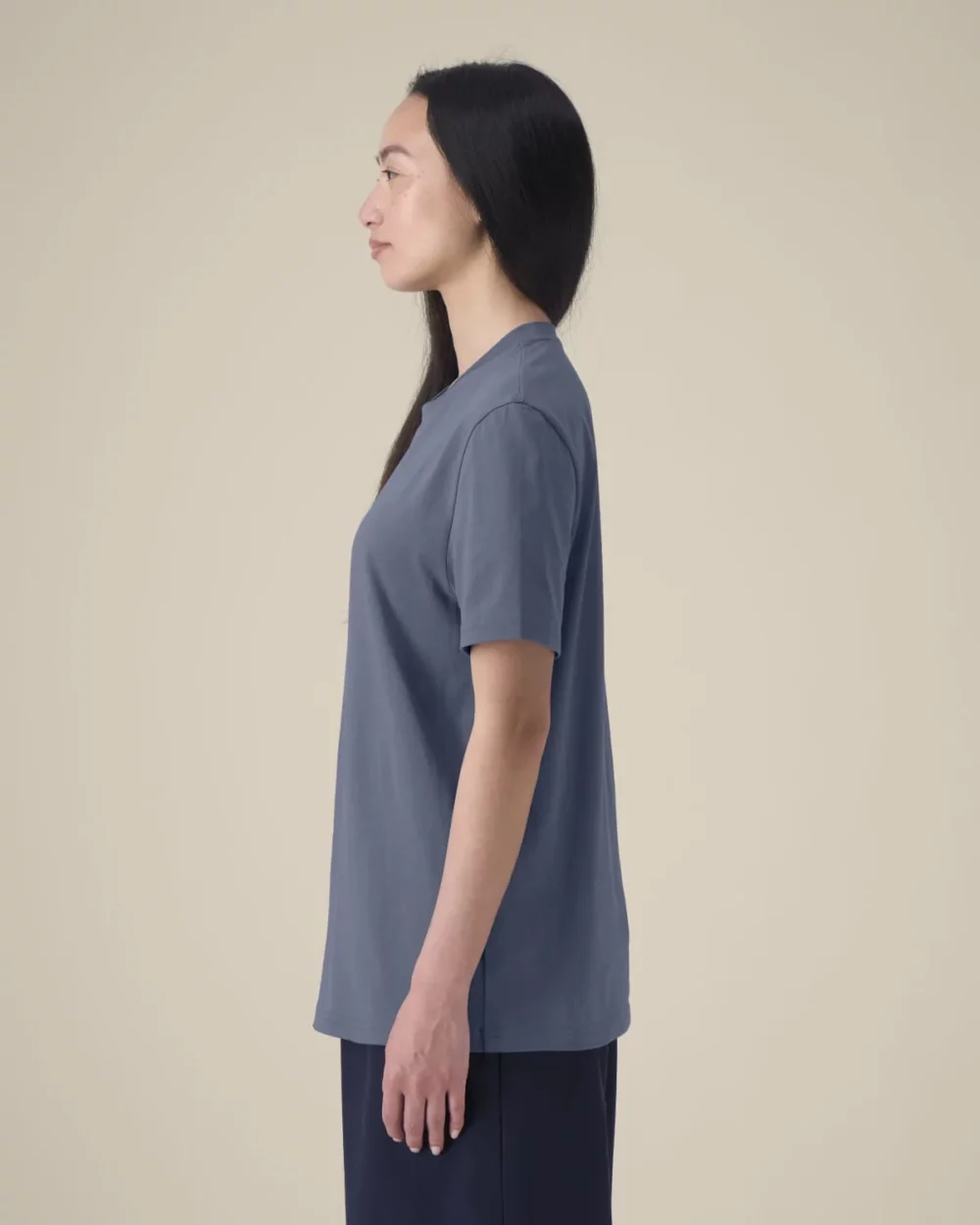 T-shirt bio unisexe Creator 2.0 coloris Blue Grey, porté, vue de face