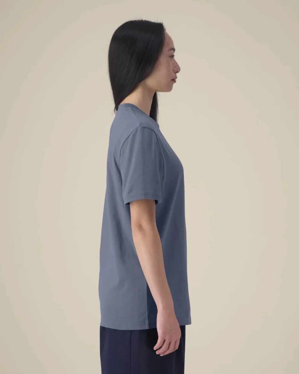 T-shirt bio unisexe Creator 2.0 coloris Blue Grey, porté, vue de face