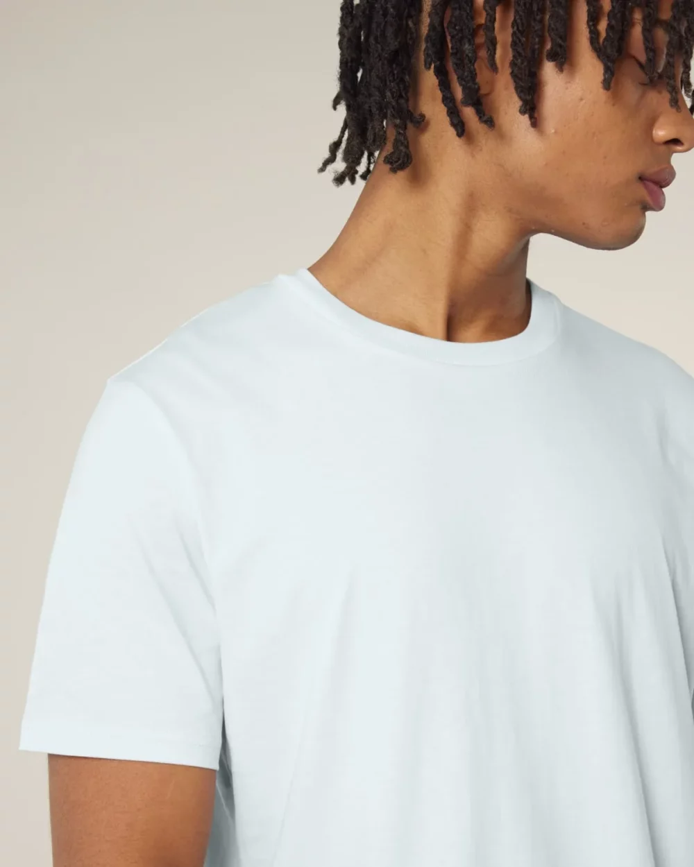 T-shirt bio unisexe Creator 2.0 coloris Blue Ice, détail porté