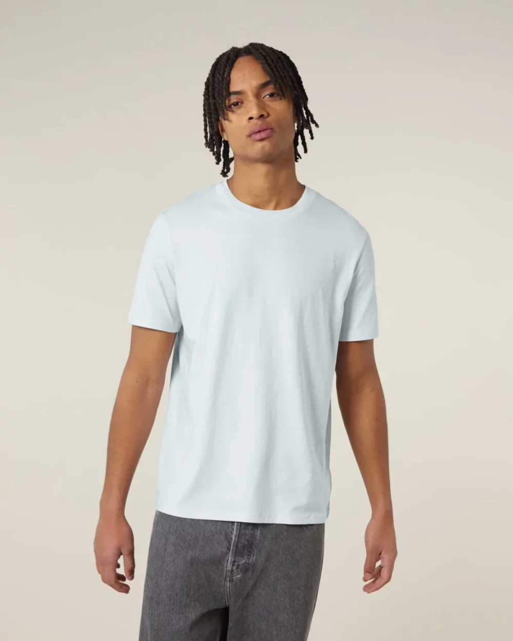 T-shirt bio unisexe Creator 2.0 coloris Blue Ice, porté, vue de face