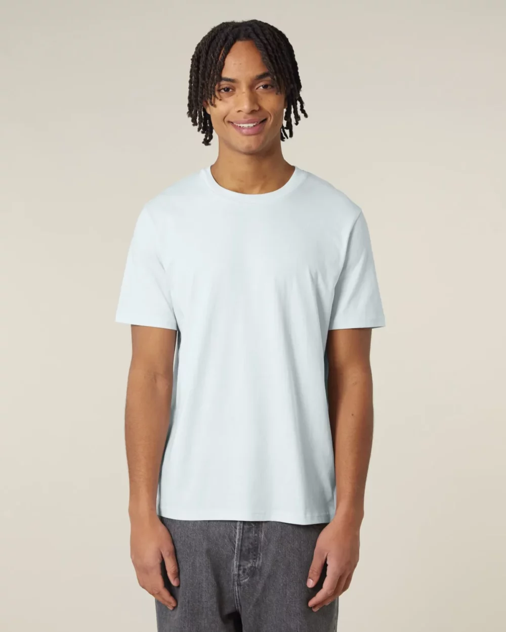 T-shirt bio unisexe Creator 2.0 coloris Blue Ice, porté, vue de face