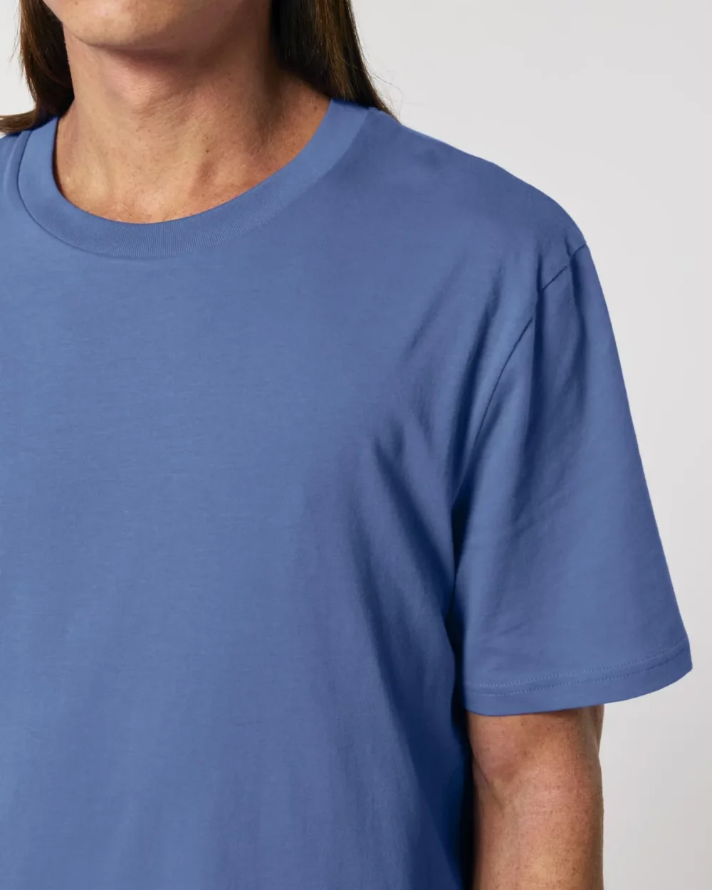 T-shirt bio unisexe Creator 2.0 coloris Bright Blue, détail porté