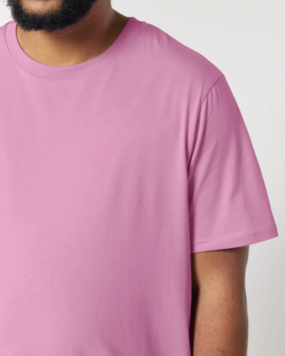 T-shirt bio unisexe Creator 2.0 coloris Bubble Pink, détail porté