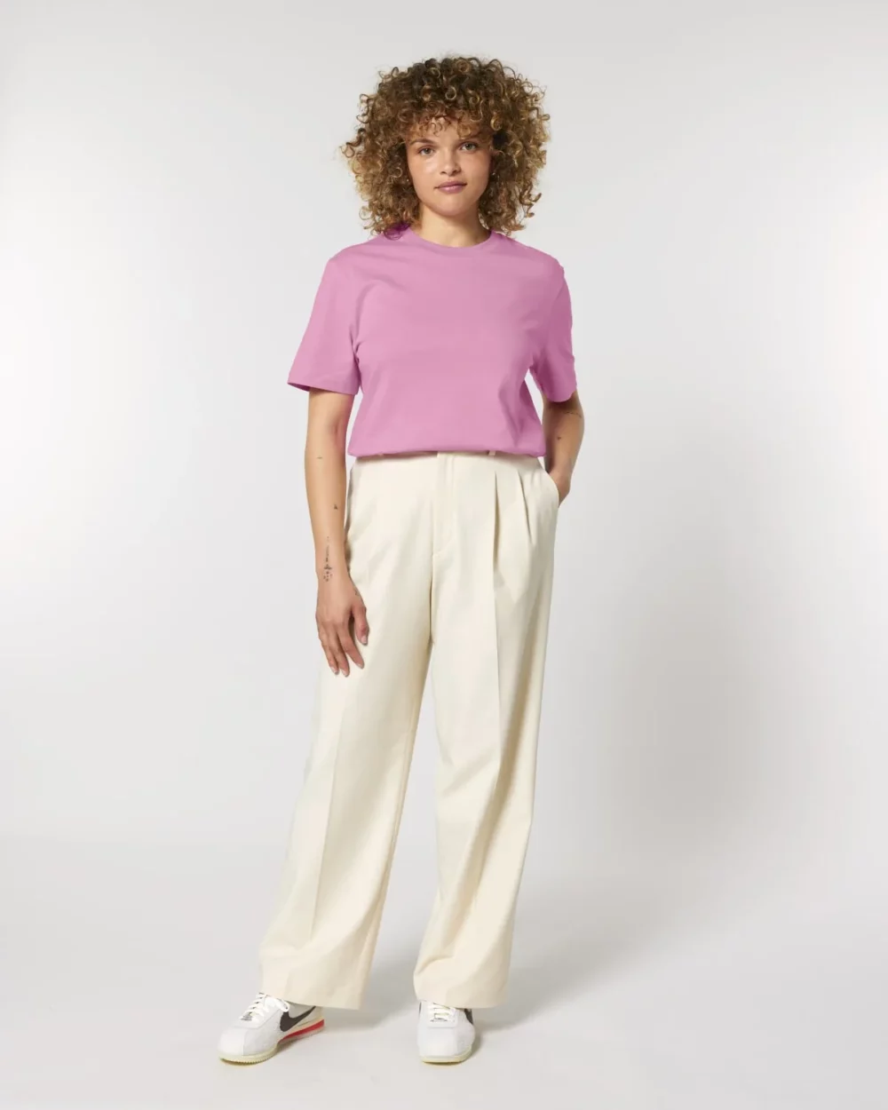 T-shirt bio unisexe Creator 2.0 coloris Bubble Pink, porté, vue de face