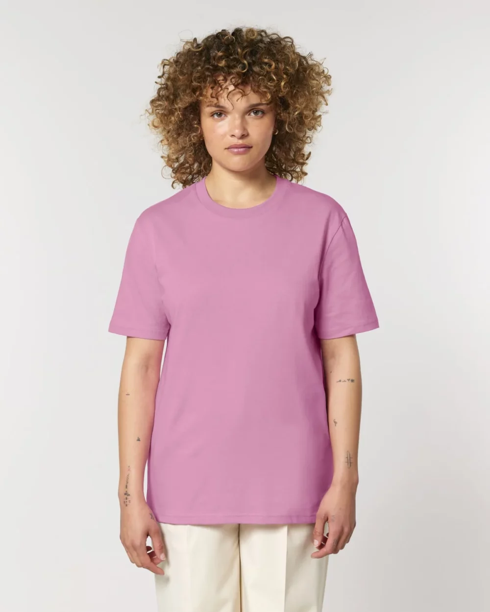 T-shirt bio unisexe Creator 2.0 coloris Bubble Pink, porté, vue de face