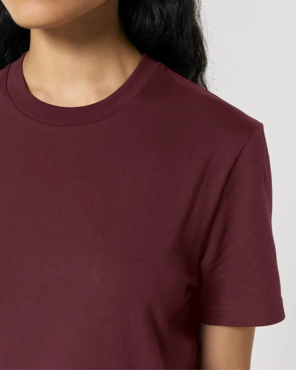 T-shirt bio unisexe Creator 2.0 coloris Burgundy, détail porté