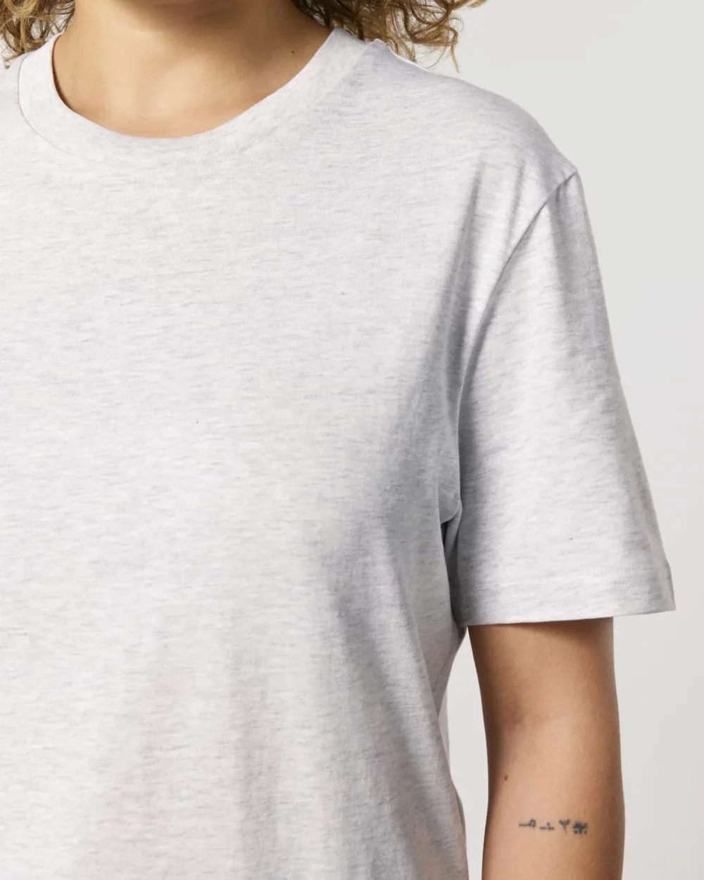T-shirt bio unisexe Creator 2.0 coloris Cool Heather Grey, détail porté