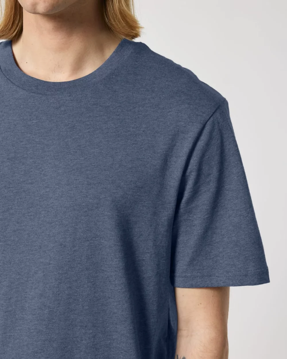 T-shirt bio unisexe Creator 2.0 coloris Dark Heather Blue, détail porté