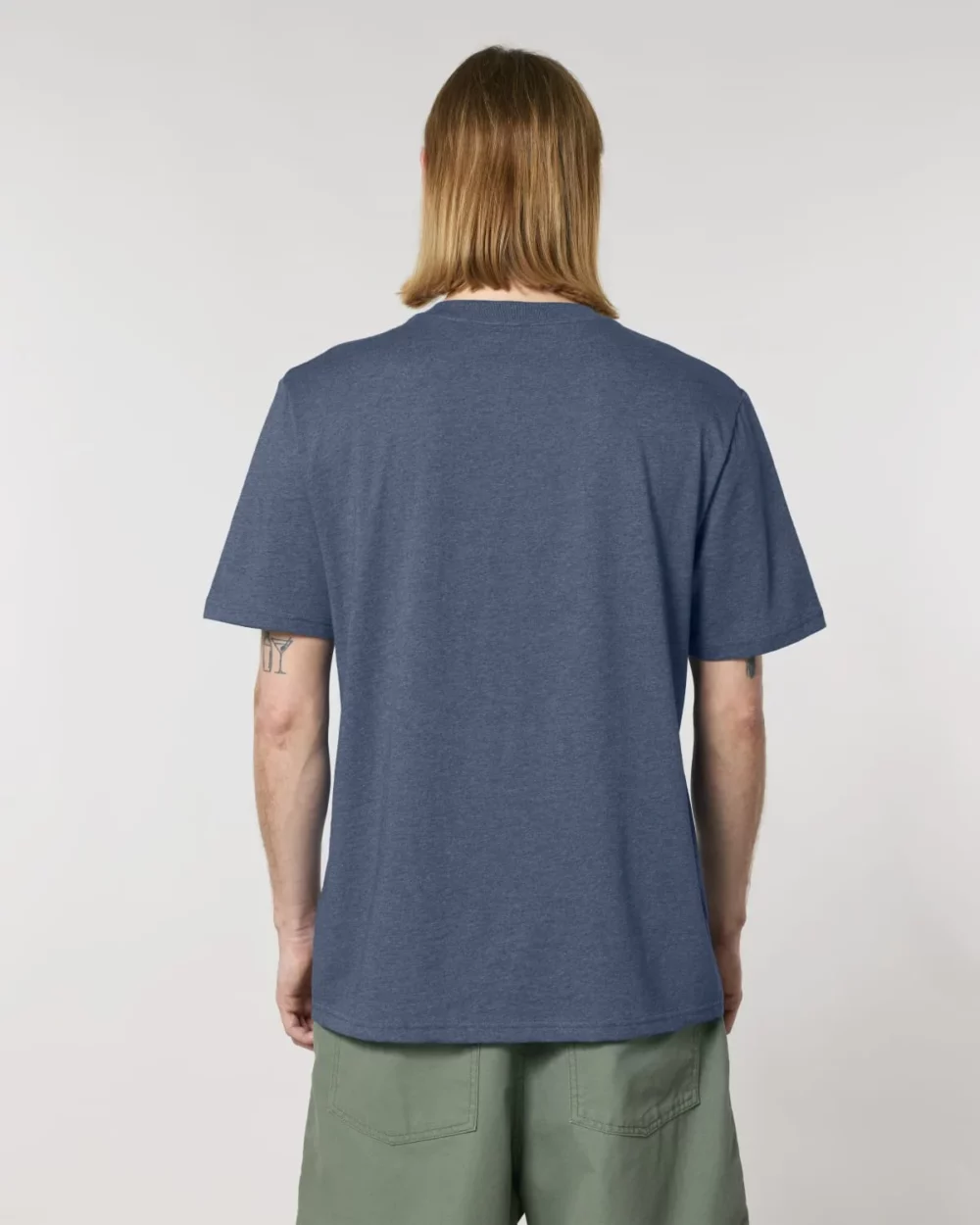 T-shirt bio unisexe Creator 2.0 coloris Dark Heather Blue, porté, vue de dos