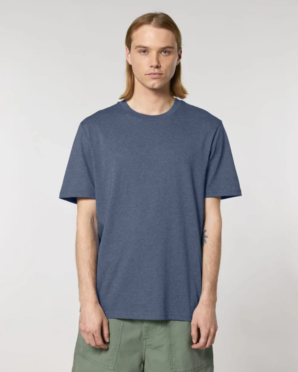 T-shirt bio unisexe Creator 2.0 coloris Dark Heather Blue, porté, vue de face