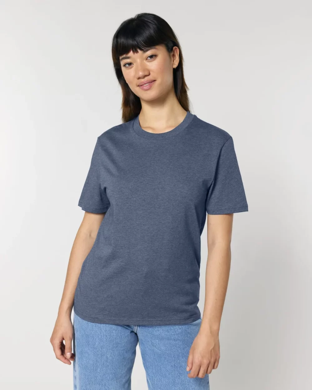 T-shirt bio unisexe Creator 2.0 coloris Dark Heather Blue, porté, vue de face