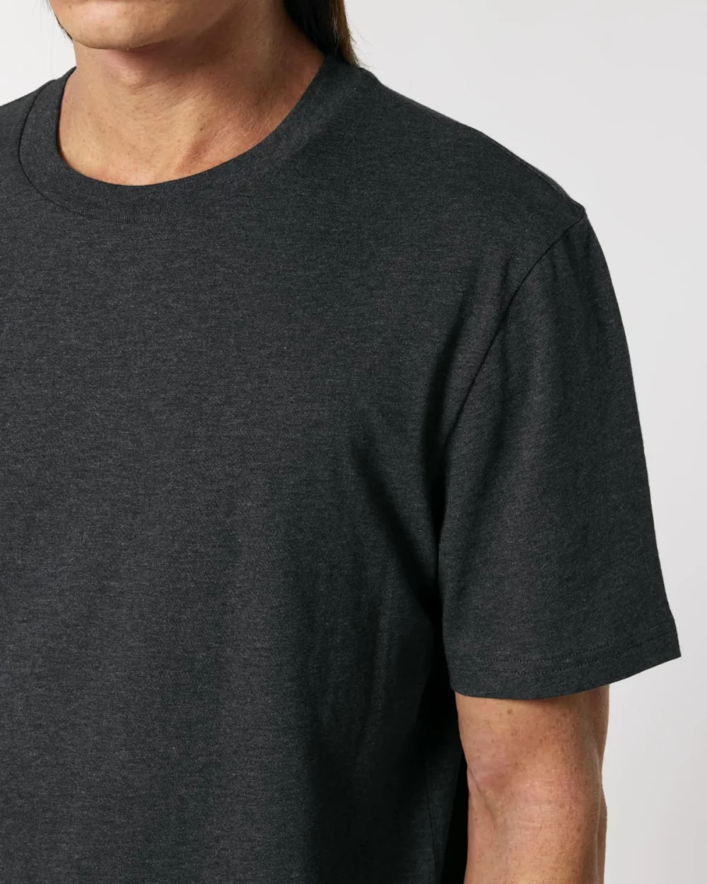 T-shirt bio unisexe Creator 2.0 coloris Dark Heather Grey, détail porté