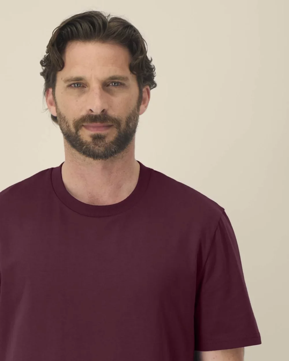 T-shirt bio unisexe Creator 2.0 coloris Deep Plum, détail porté