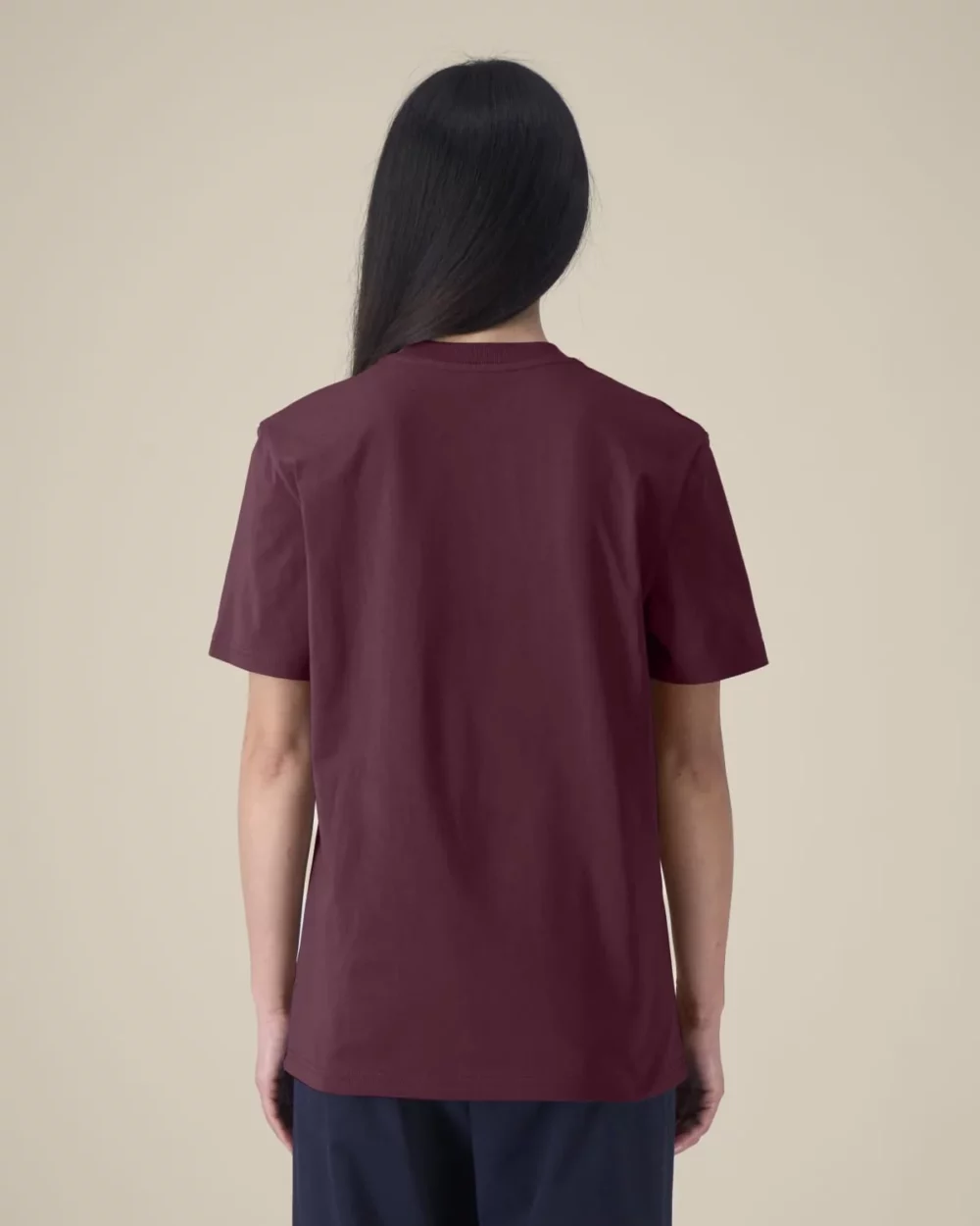 T-shirt bio unisexe Creator 2.0 coloris Deep Plum, porté, vue de dos