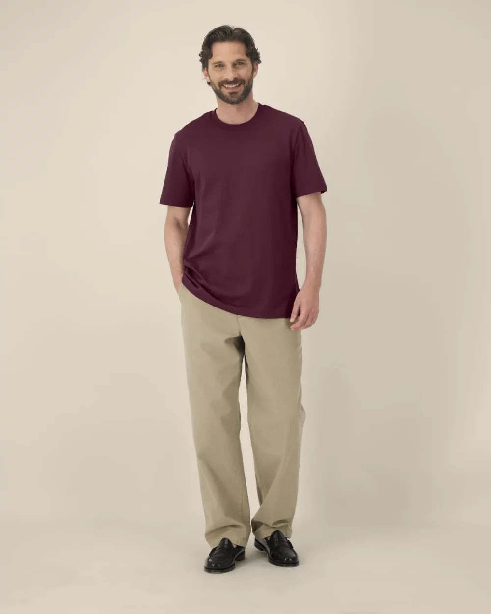 T-shirt bio unisexe Creator 2.0 coloris Deep Plum, porté, vue de face