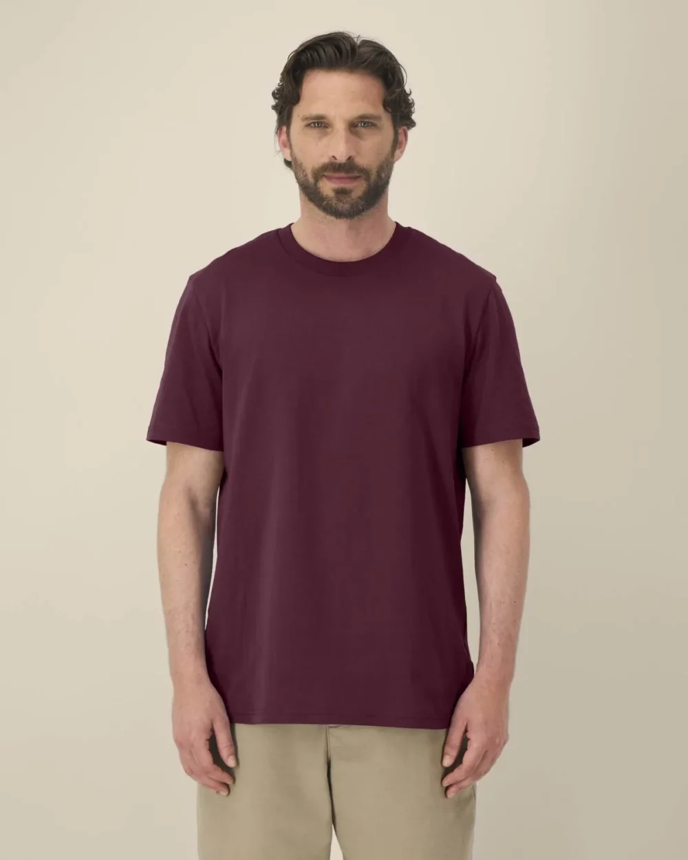 T-shirt bio unisexe Creator 2.0 coloris Deep Plum, porté, vue de face