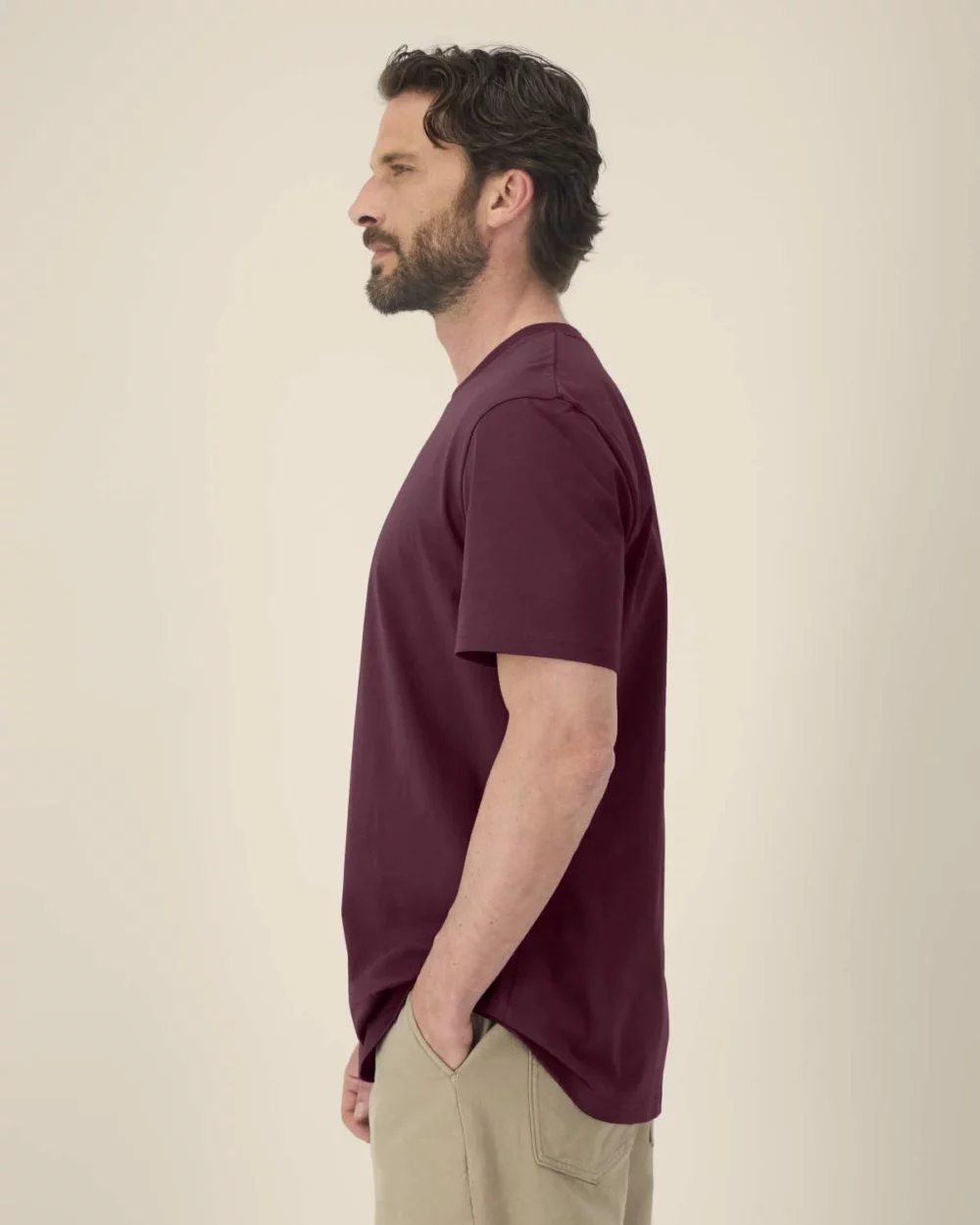 T-shirt bio unisexe Creator 2.0 coloris Deep Plum, porté, vue de face