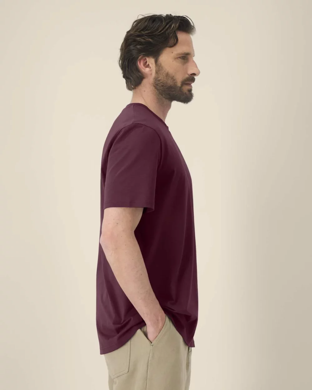 T-shirt bio unisexe Creator 2.0 coloris Deep Plum, porté, vue de face