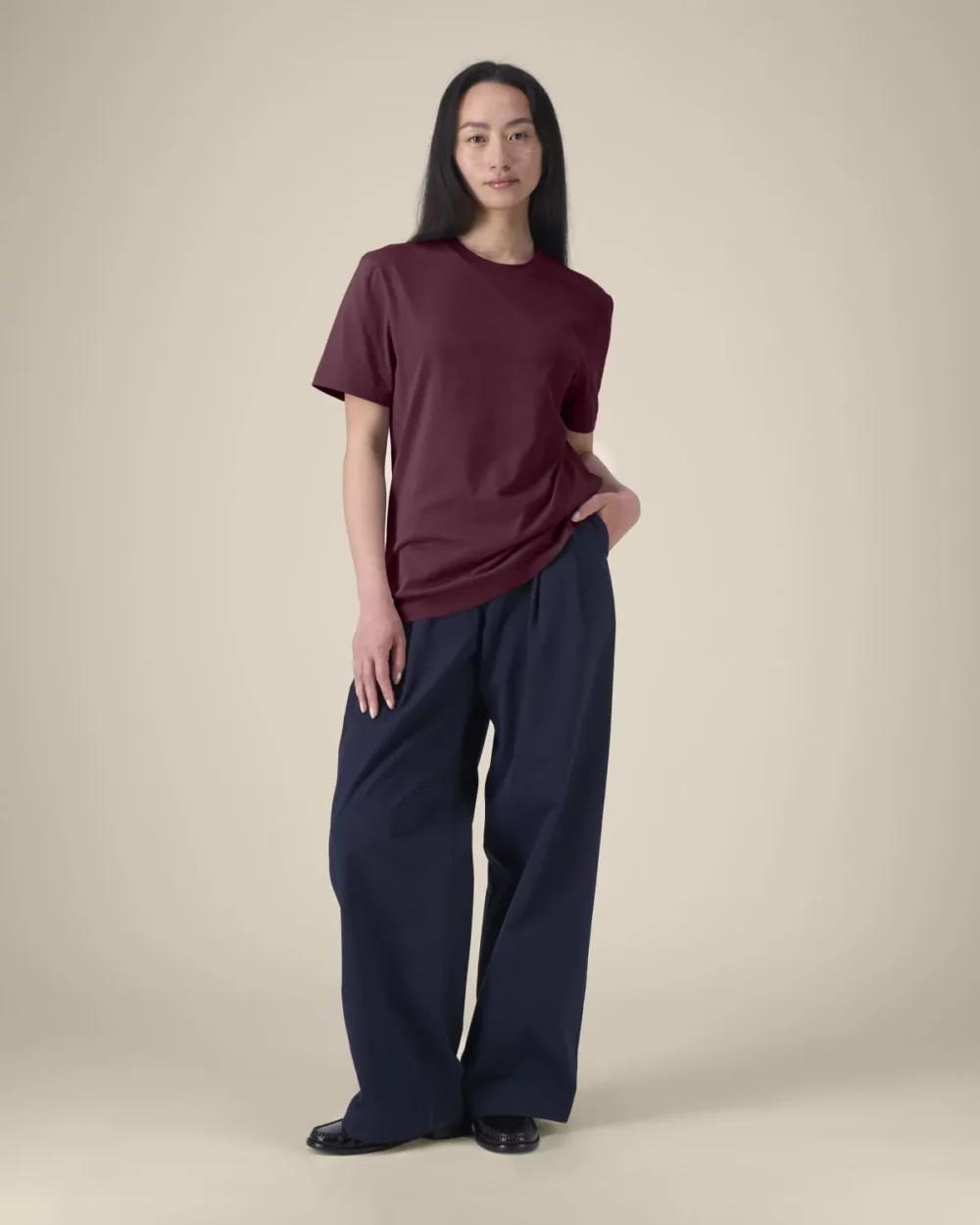 T-shirt bio unisexe Creator 2.0 coloris Deep Plum, porté, vue de face