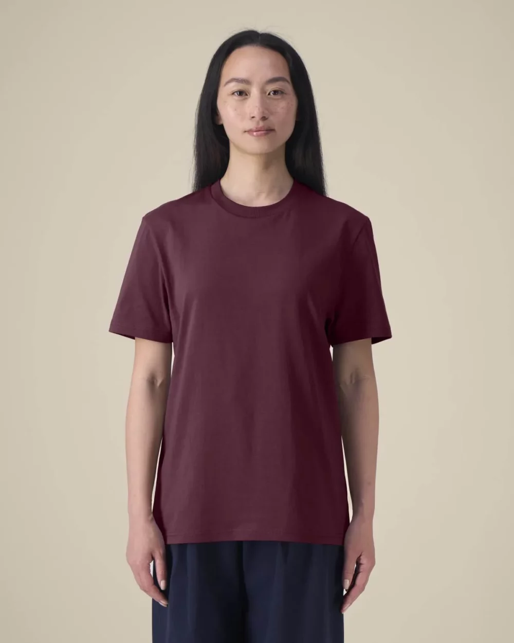 T-shirt bio unisexe Creator 2.0 coloris Deep Plum, porté, vue de face