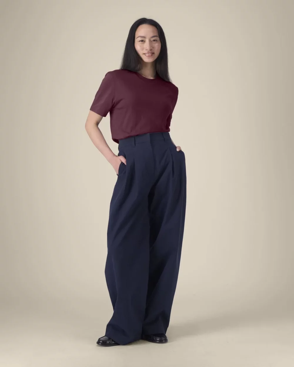T-shirt bio unisexe Creator 2.0 coloris Deep Plum, porté, vue de face