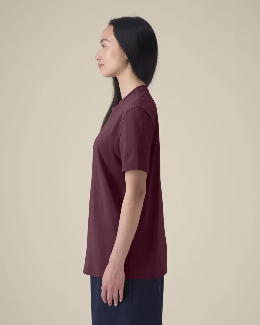 T-shirt bio unisexe Creator 2.0 coloris Deep Plum, porté, vue de face