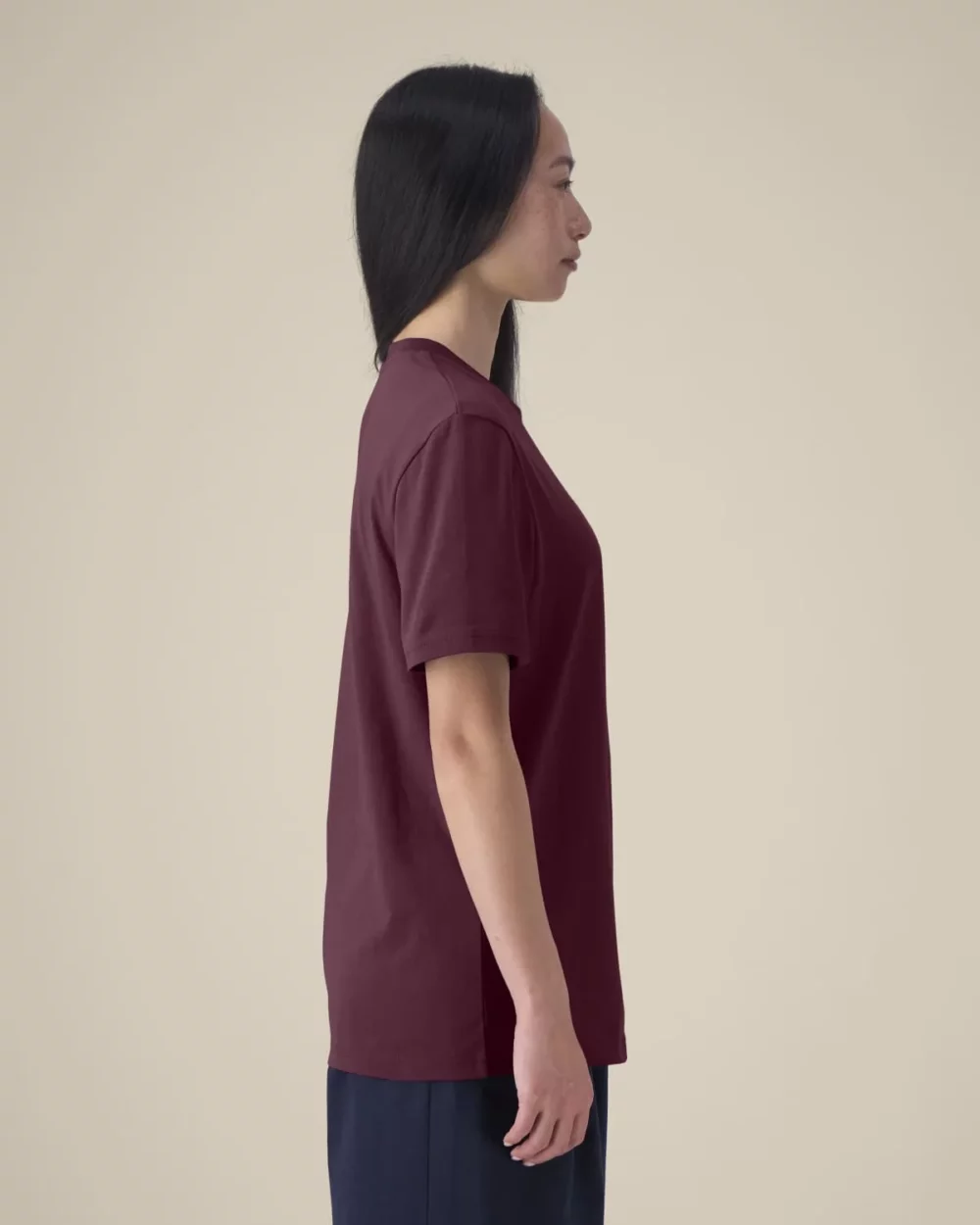 T-shirt bio unisexe Creator 2.0 coloris Deep Plum, porté, vue de face