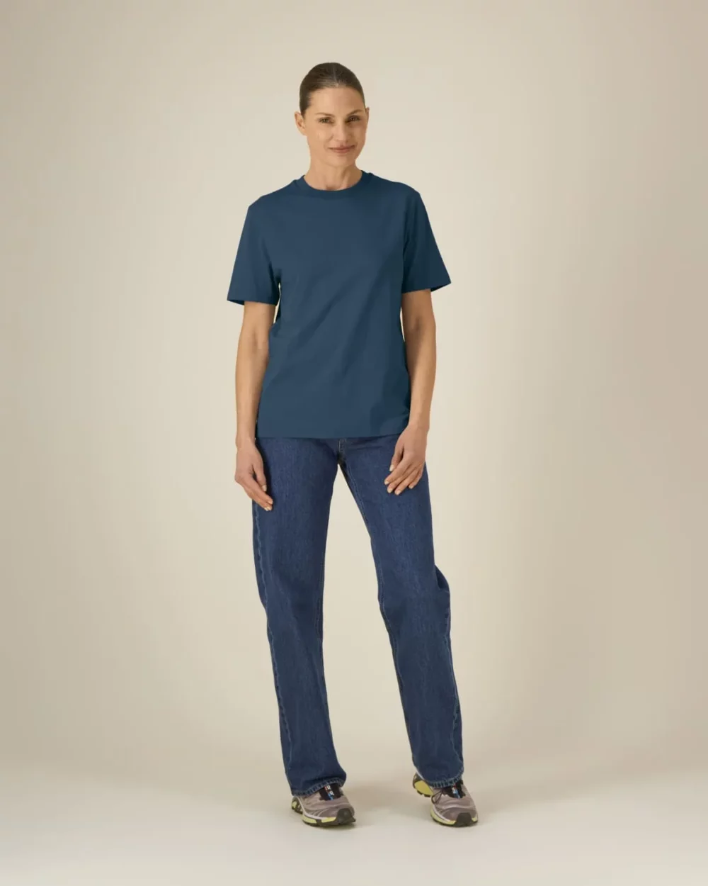 T-shirt bio unisexe Creator 2.0 coloris Deep Teal, porté, vue de face