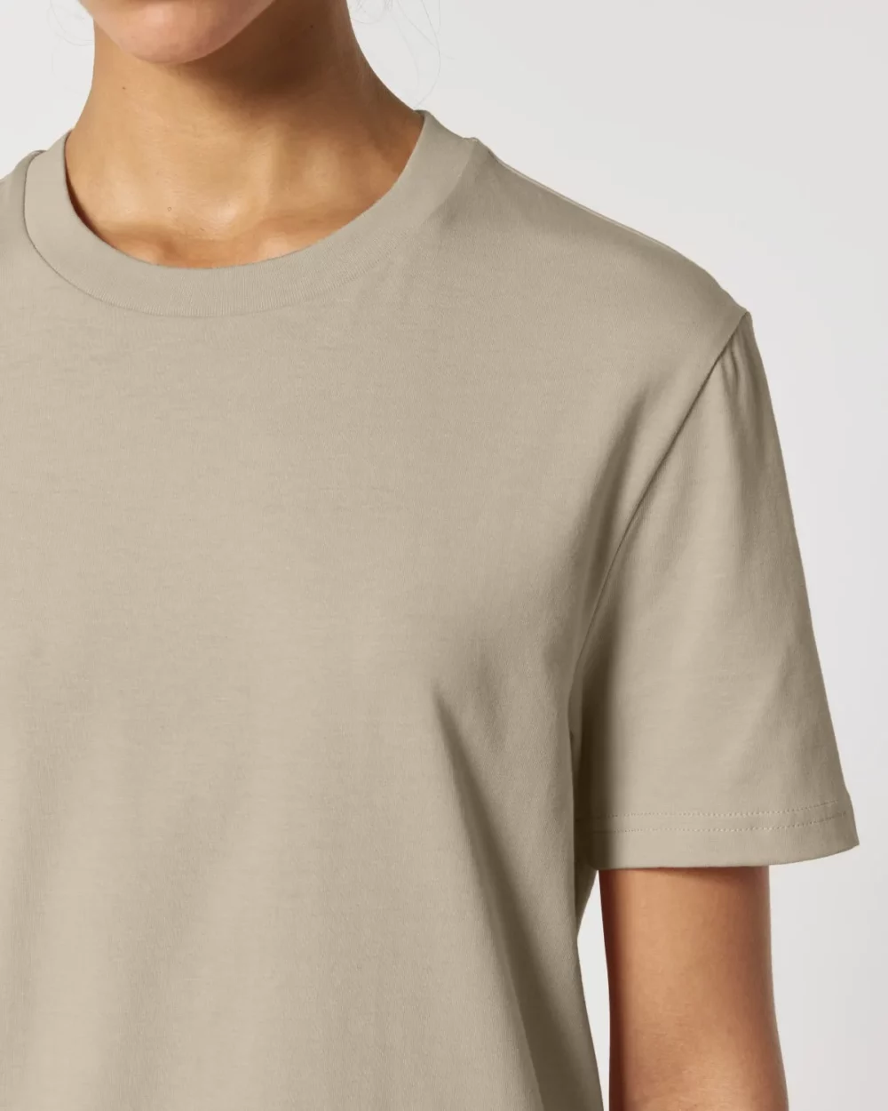 T-shirt bio unisexe Creator 2.0 coloris Desert Dust, détail porté