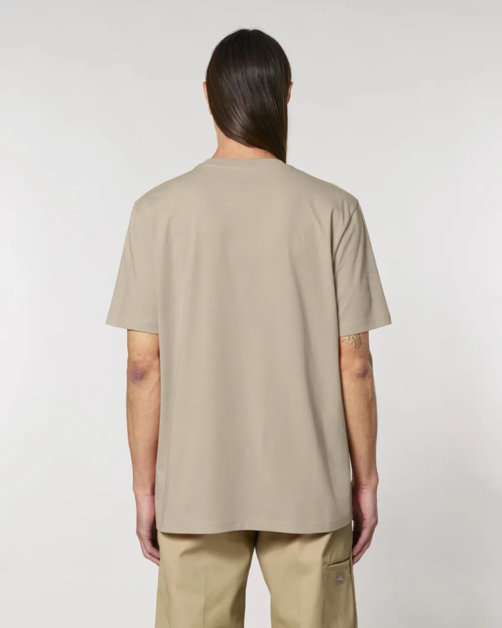 T-shirt bio unisexe Creator 2.0 coloris Desert Dust, porté, vue de dos