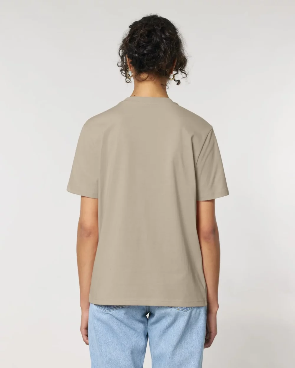 T-shirt bio unisexe Creator 2.0 coloris Desert Dust, porté, vue de dos