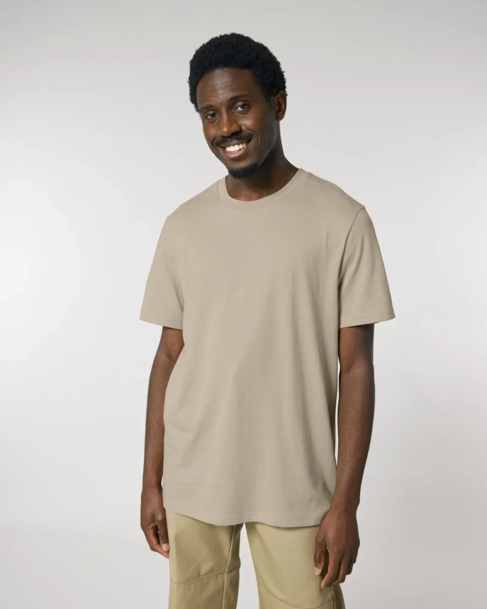 T-shirt bio unisexe Creator 2.0 coloris Desert Dust, porté, vue de face