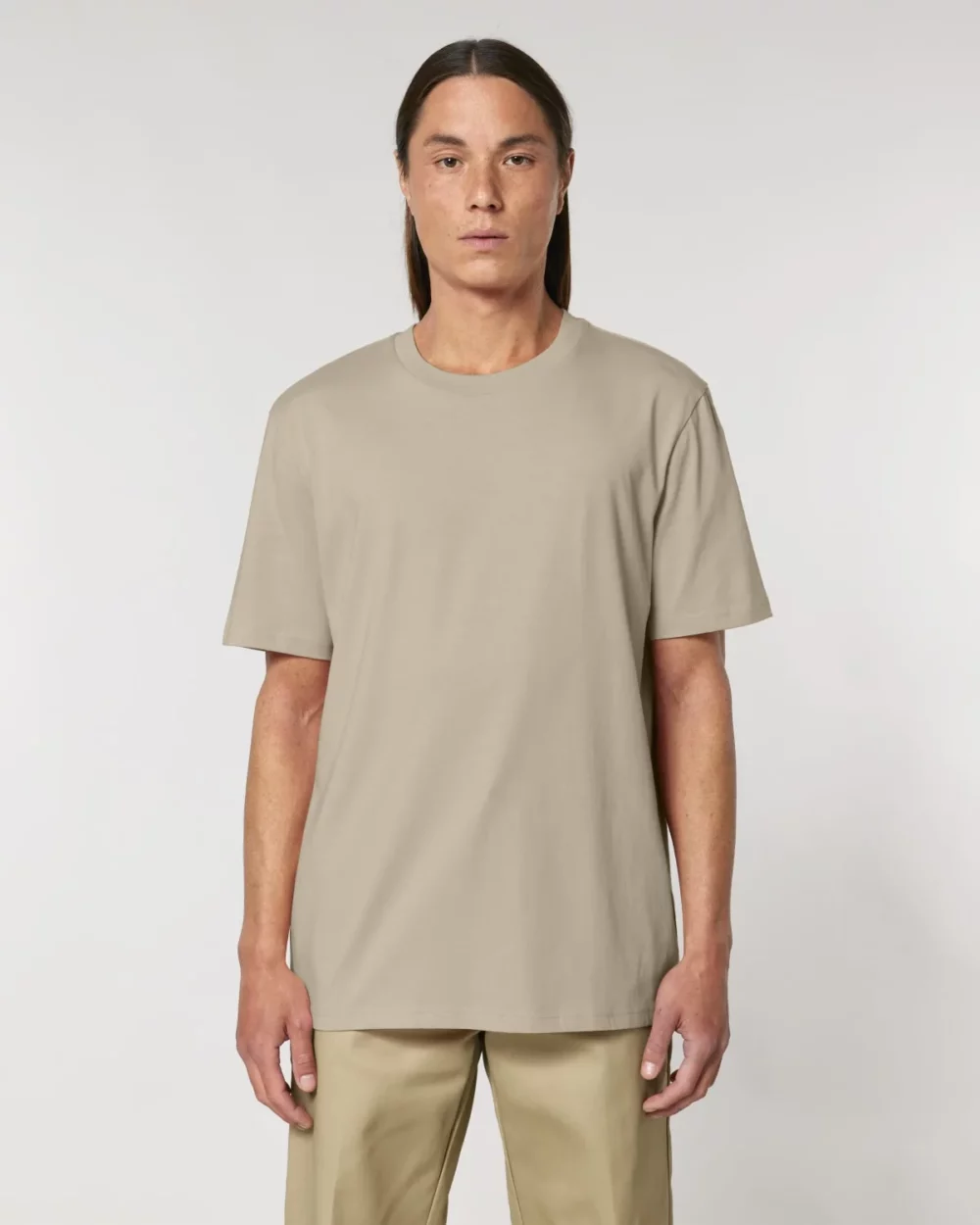 T-shirt bio unisexe Creator 2.0 coloris Desert Dust, porté, vue de face