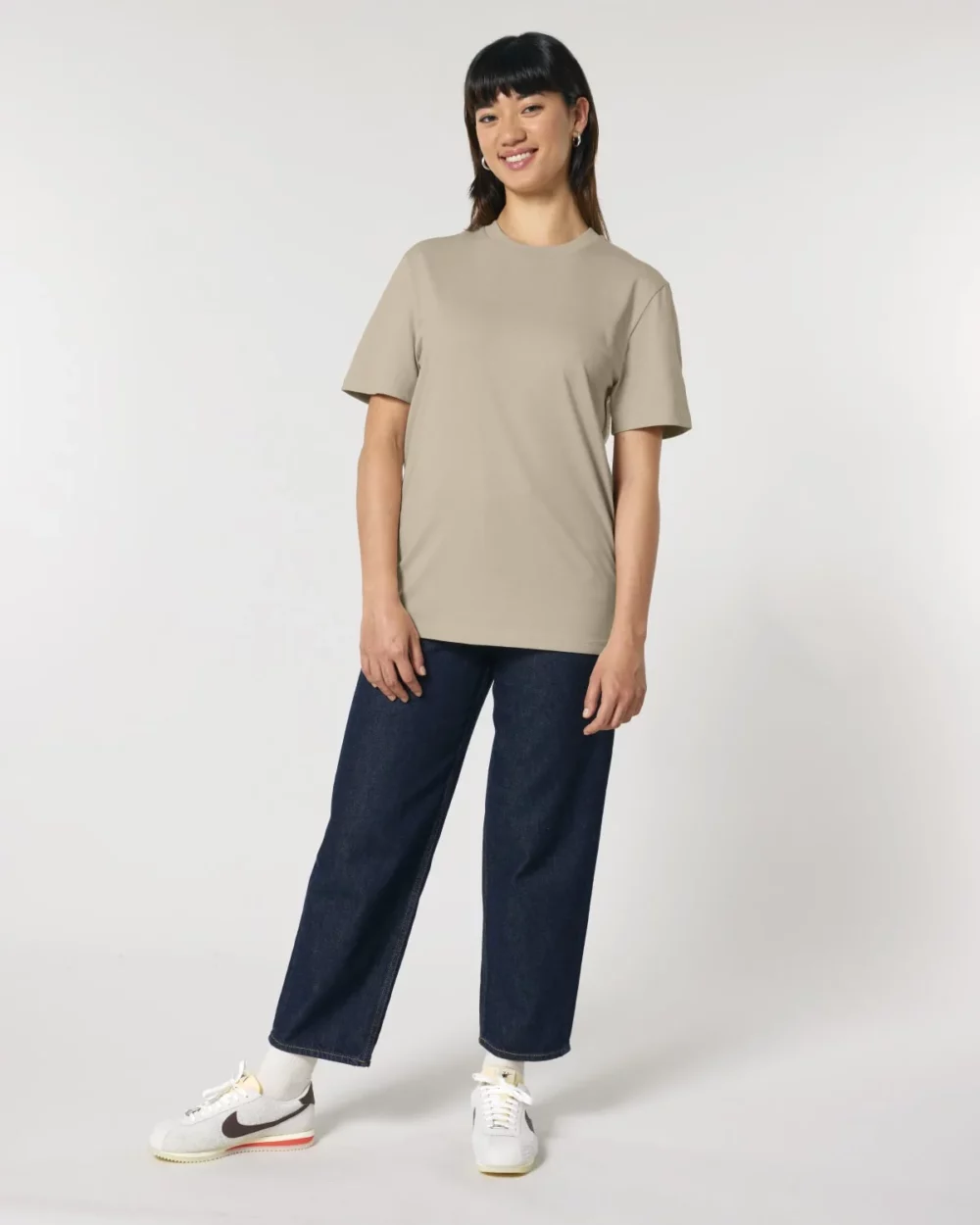 T-shirt bio unisexe Creator 2.0 coloris Desert Dust, porté, vue de face