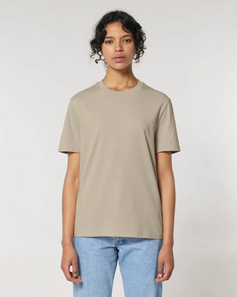 T-shirt bio unisexe Creator 2.0 coloris Desert Dust, porté, vue de face