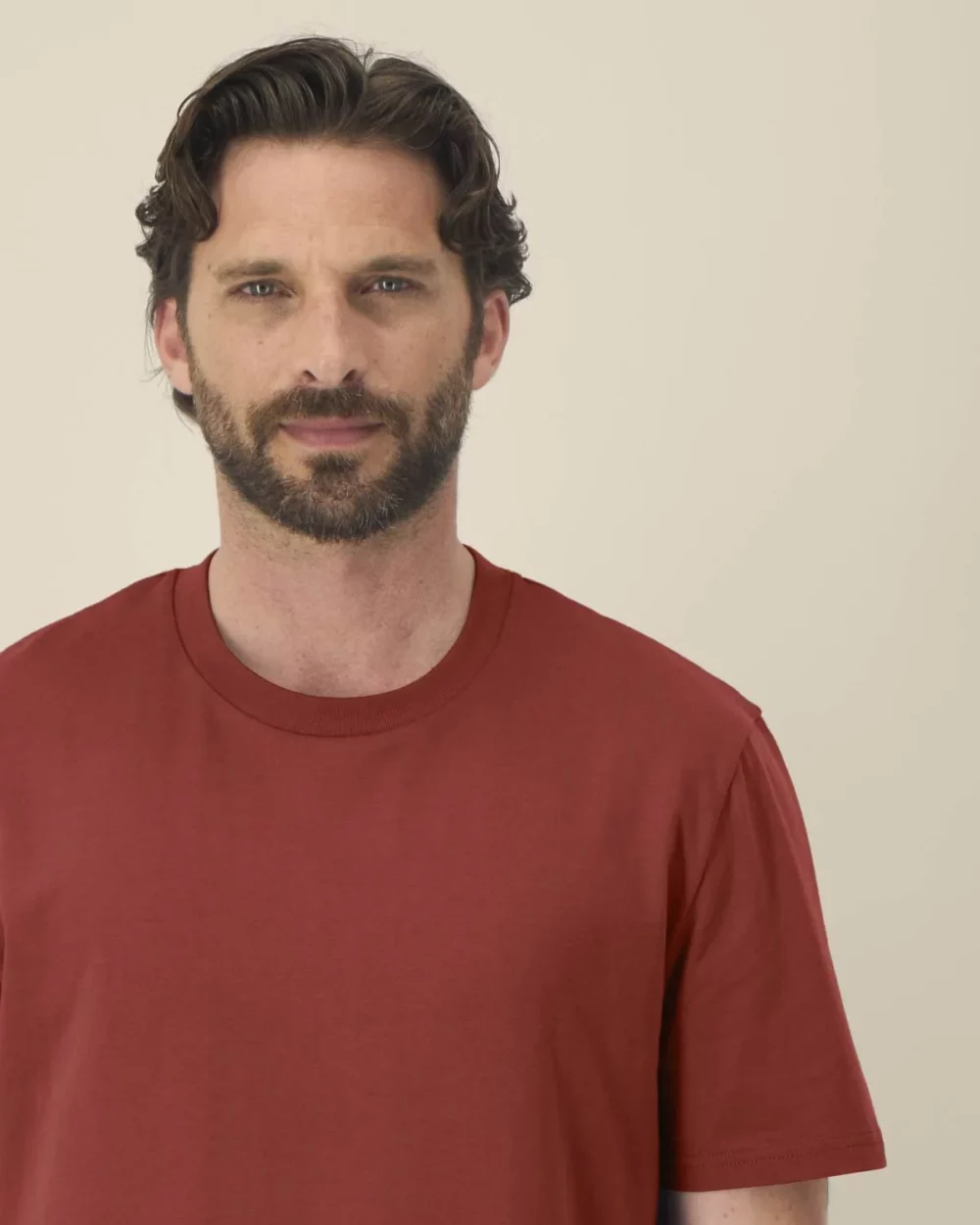 T-shirt bio unisexe Creator 2.0 coloris Earthy Red, détail porté