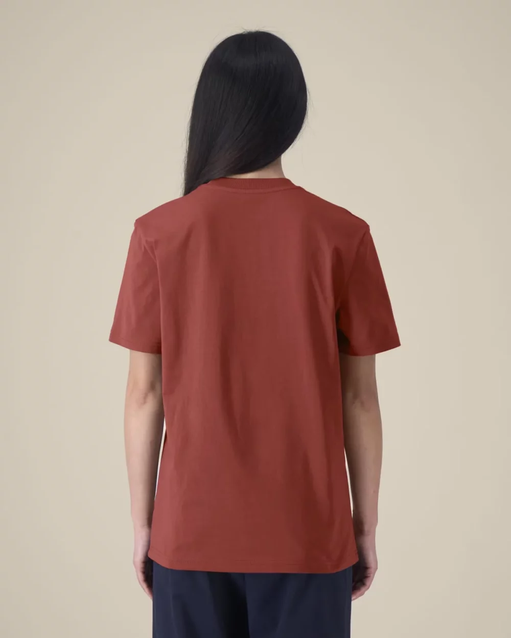T-shirt bio unisexe Creator 2.0 coloris Earthy Red, porté, vue de dos