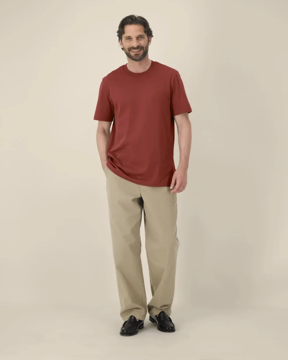 T-shirt bio unisexe Creator 2.0 coloris Earthy Red, porté, vue de face