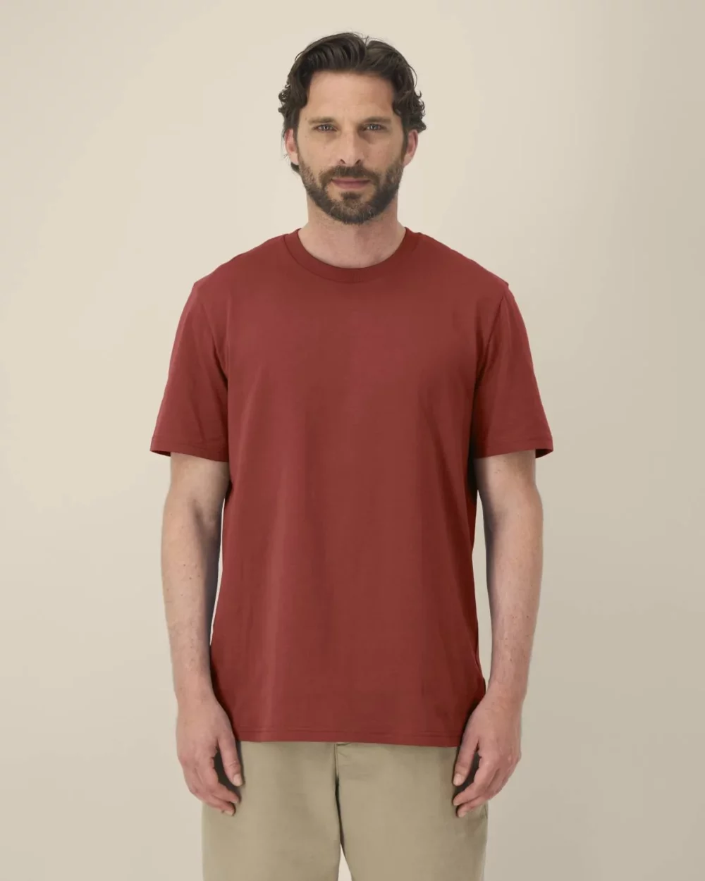 T-shirt bio unisexe Creator 2.0 coloris Earthy Red, porté, vue de face