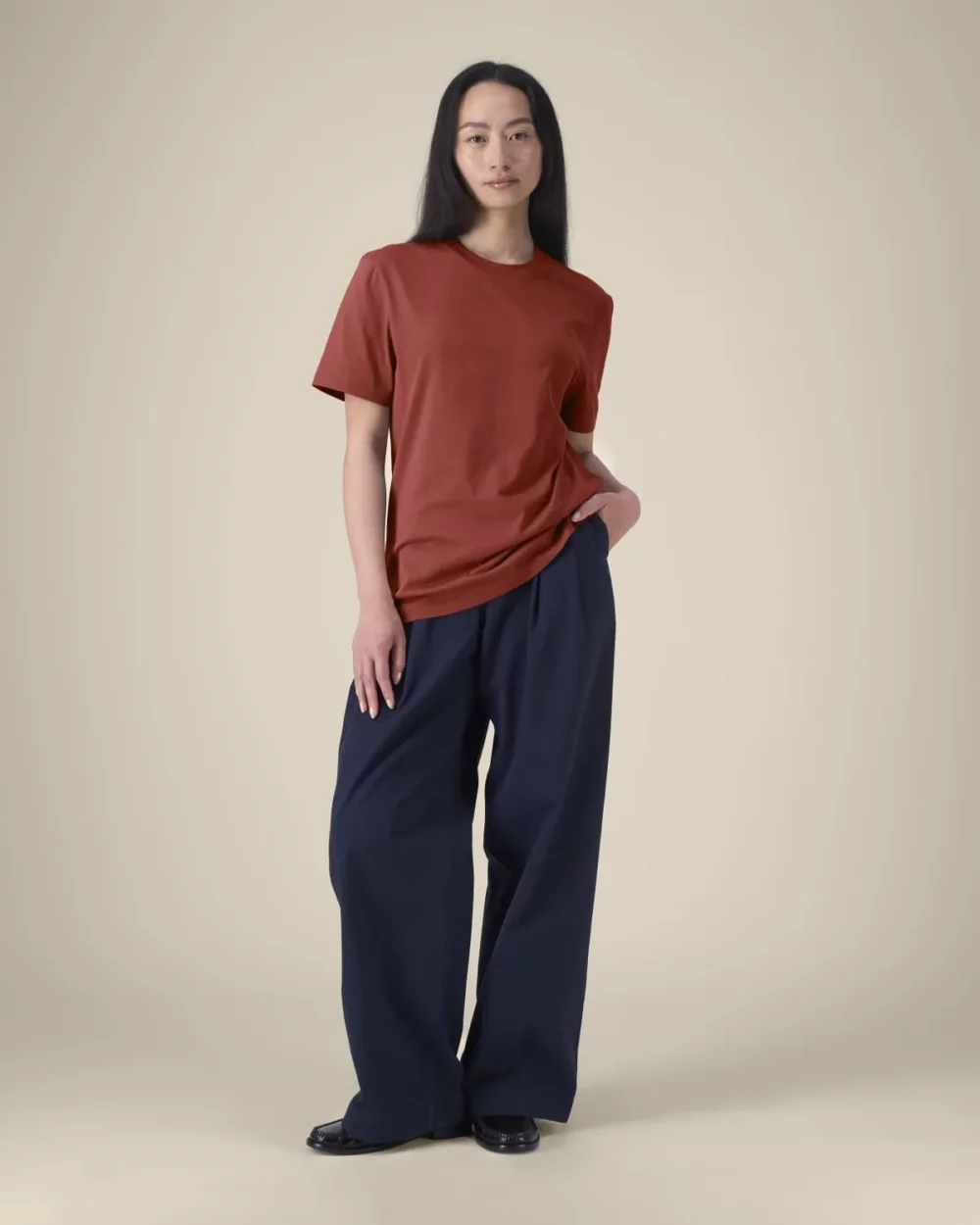 T-shirt bio unisexe Creator 2.0 coloris Earthy Red, porté, vue de face