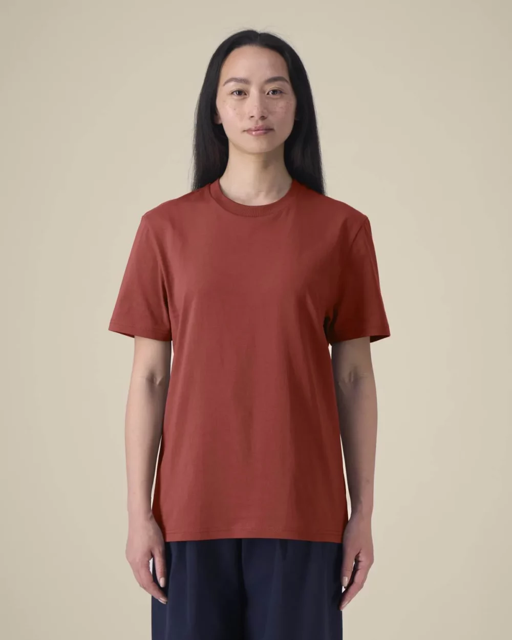 T-shirt bio unisexe Creator 2.0 coloris Earthy Red, porté, vue de face